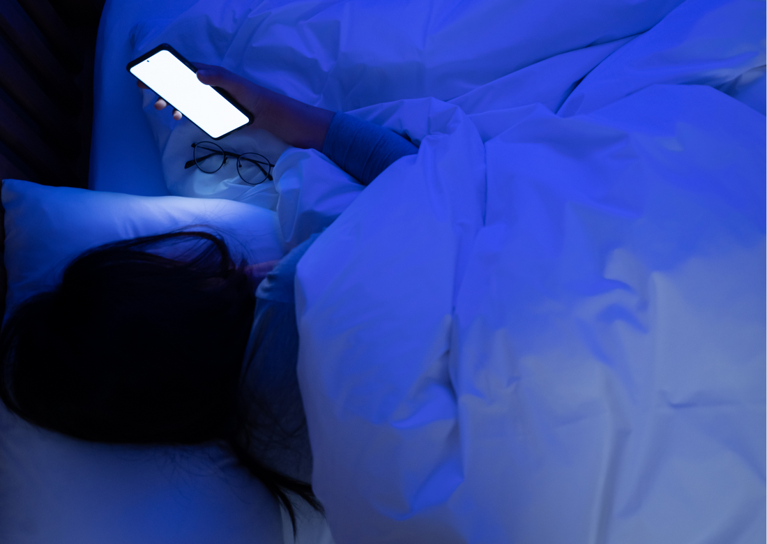 Smartphone a letto: perché il blu degli schermi ci ruba il sonno